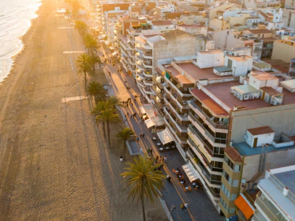 Vista panorámica de Calafell, mostrando sus pintorescas playas y la vibrante arquitectura costera, reflejando el encanto y la serenidad de este destino en la Costa Dorada
